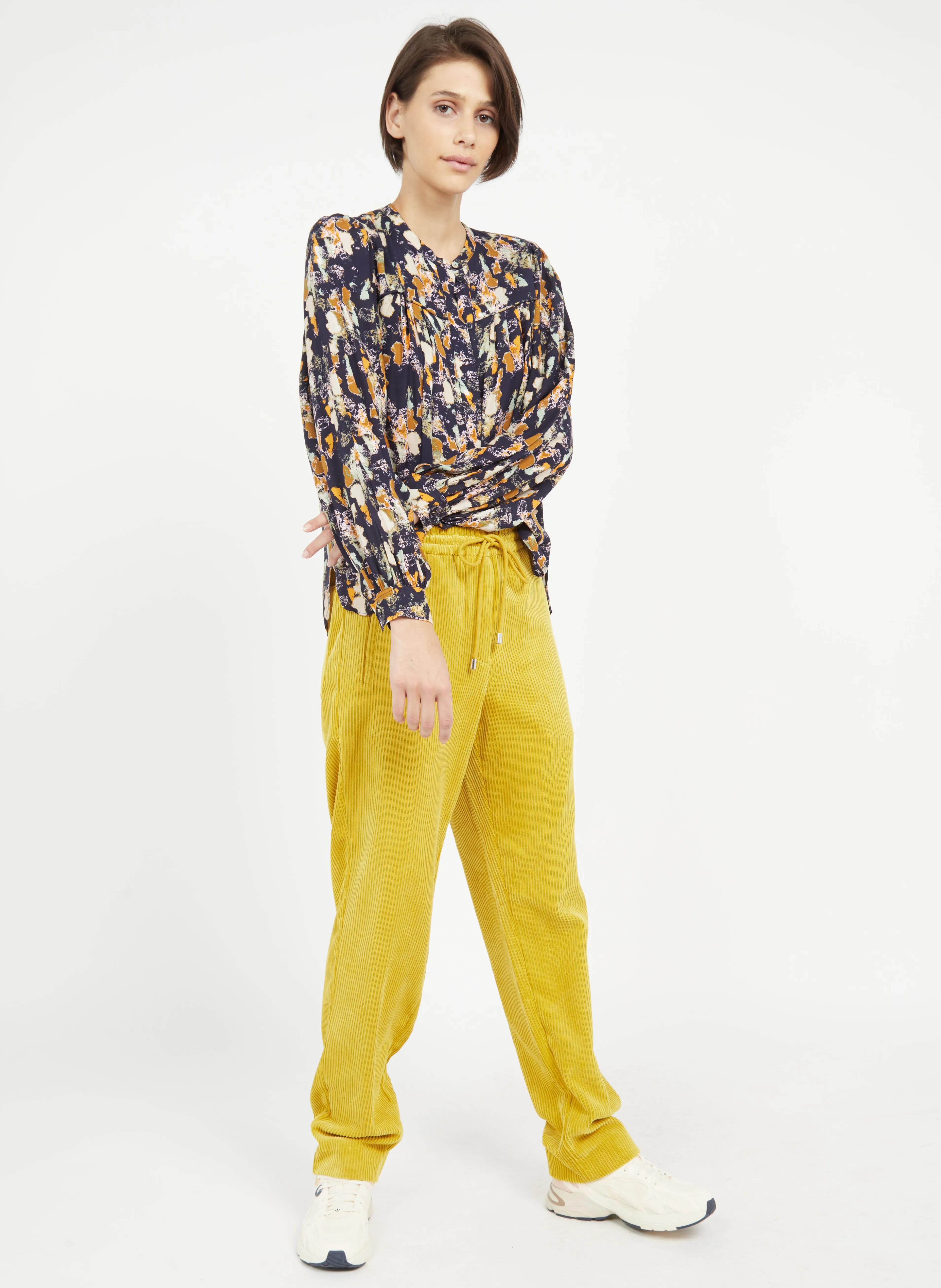 CHARLY  PANTALóN DE PANA DE TALLE MEDIO ALTO EN AMARILLO