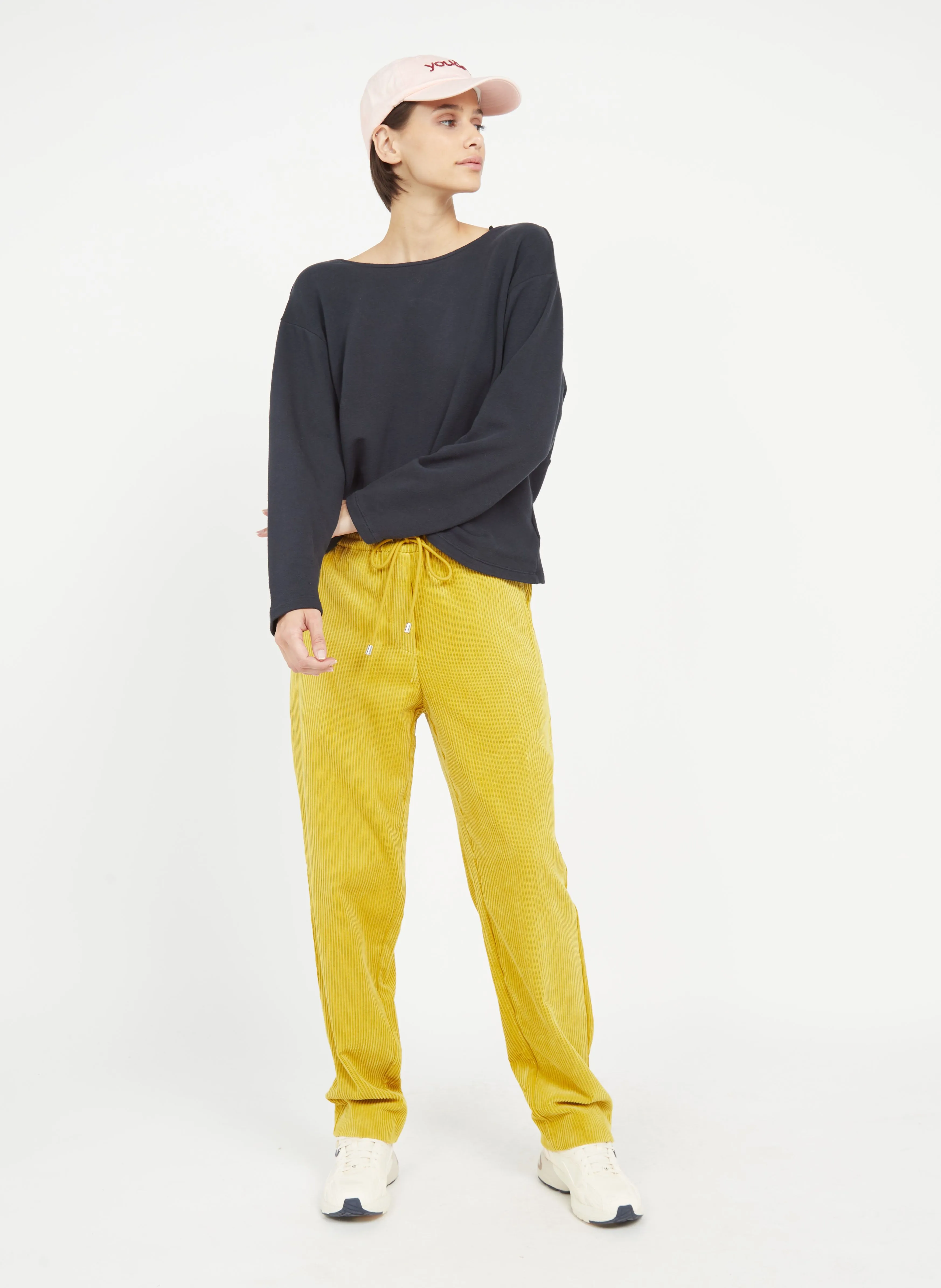 CHARLY  PANTALóN DE PANA DE TALLE MEDIO ALTO EN AMARILLO