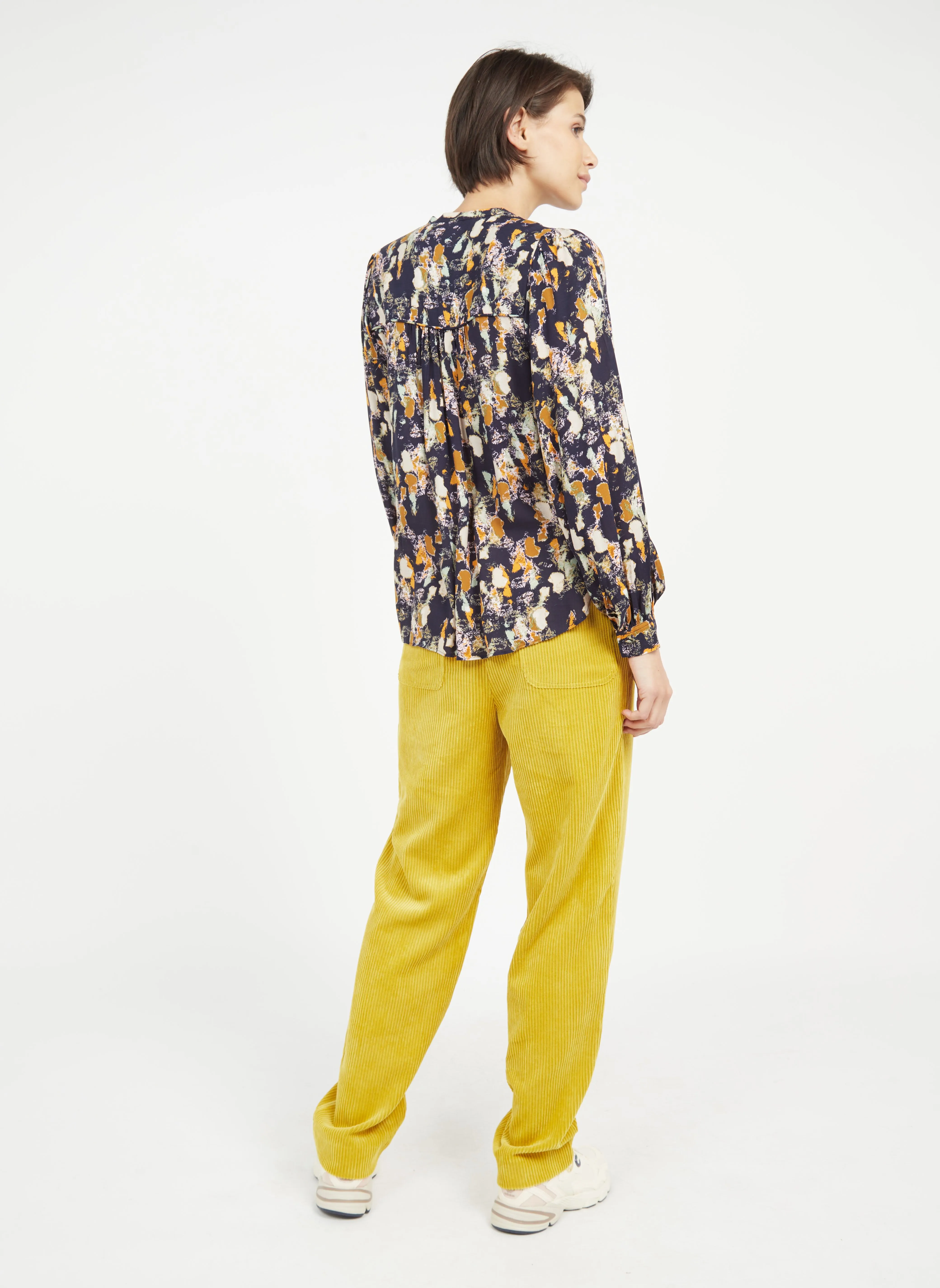 CHARLY  PANTALóN DE PANA DE TALLE MEDIO ALTO EN AMARILLO