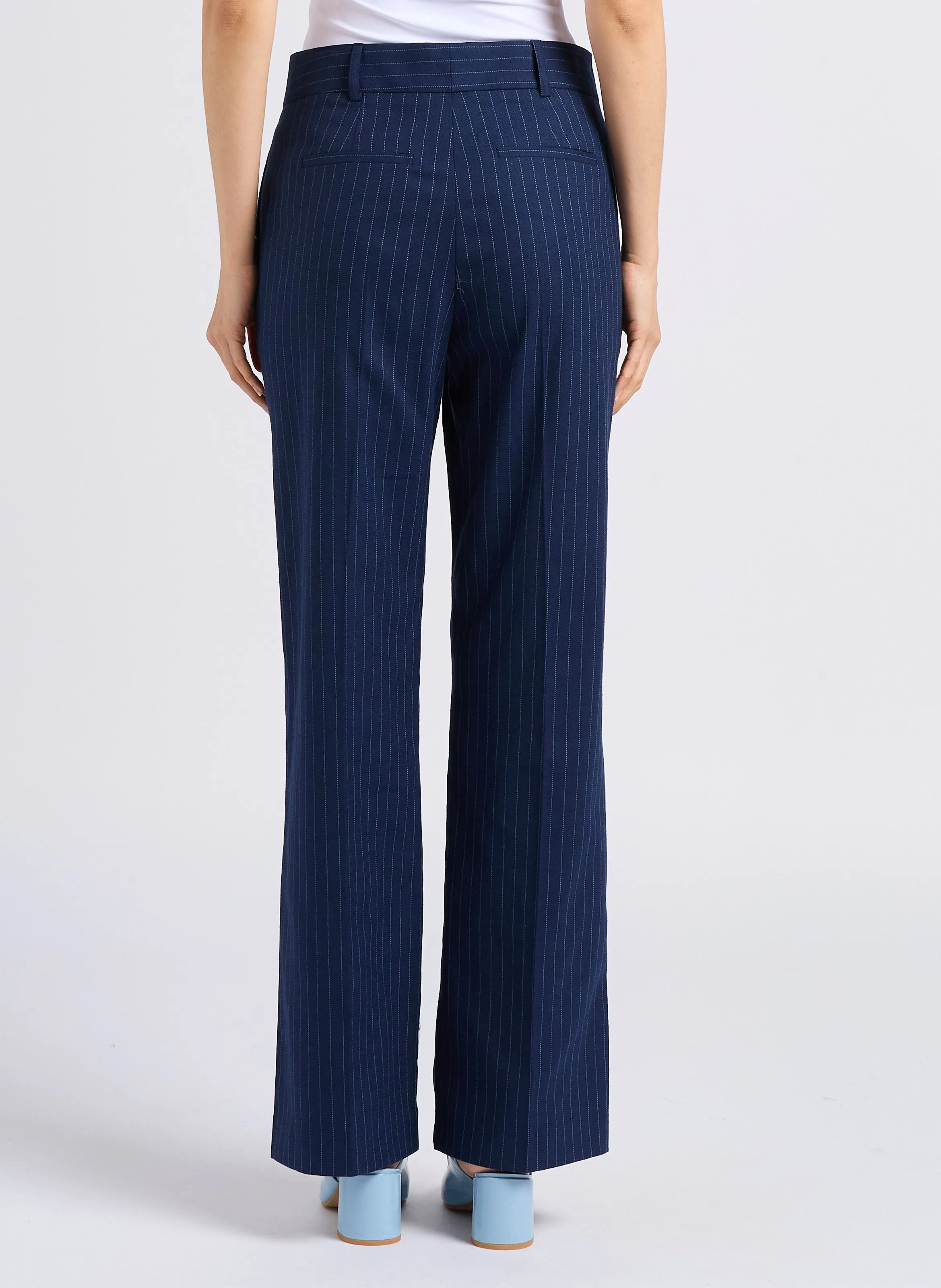 LAYLA  PANTALóN DE TALLE ALTO A RAYAS CON PINZAS. EN AZUL