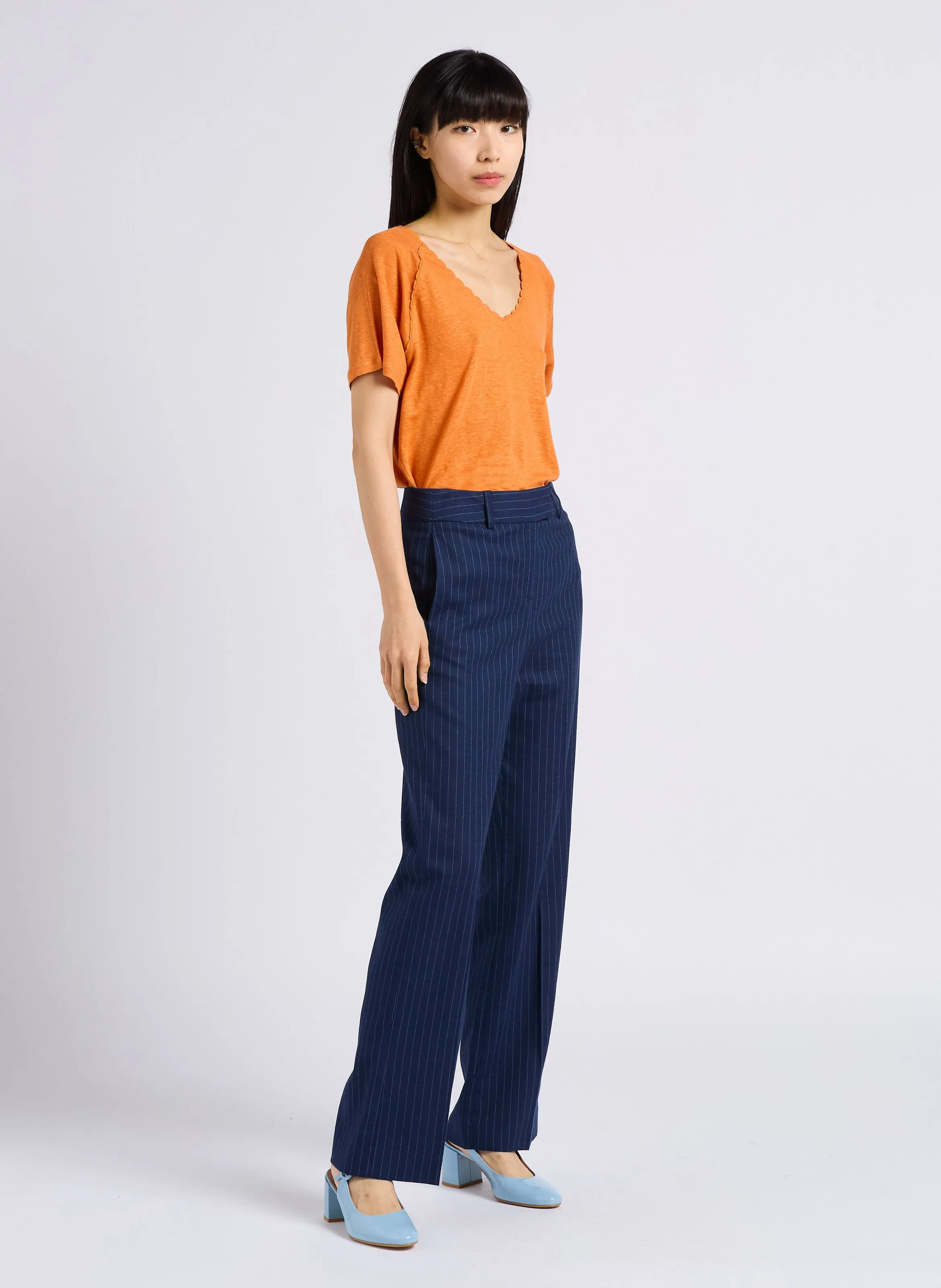 LAYLA  PANTALóN DE TALLE ALTO A RAYAS CON PINZAS. EN AZUL