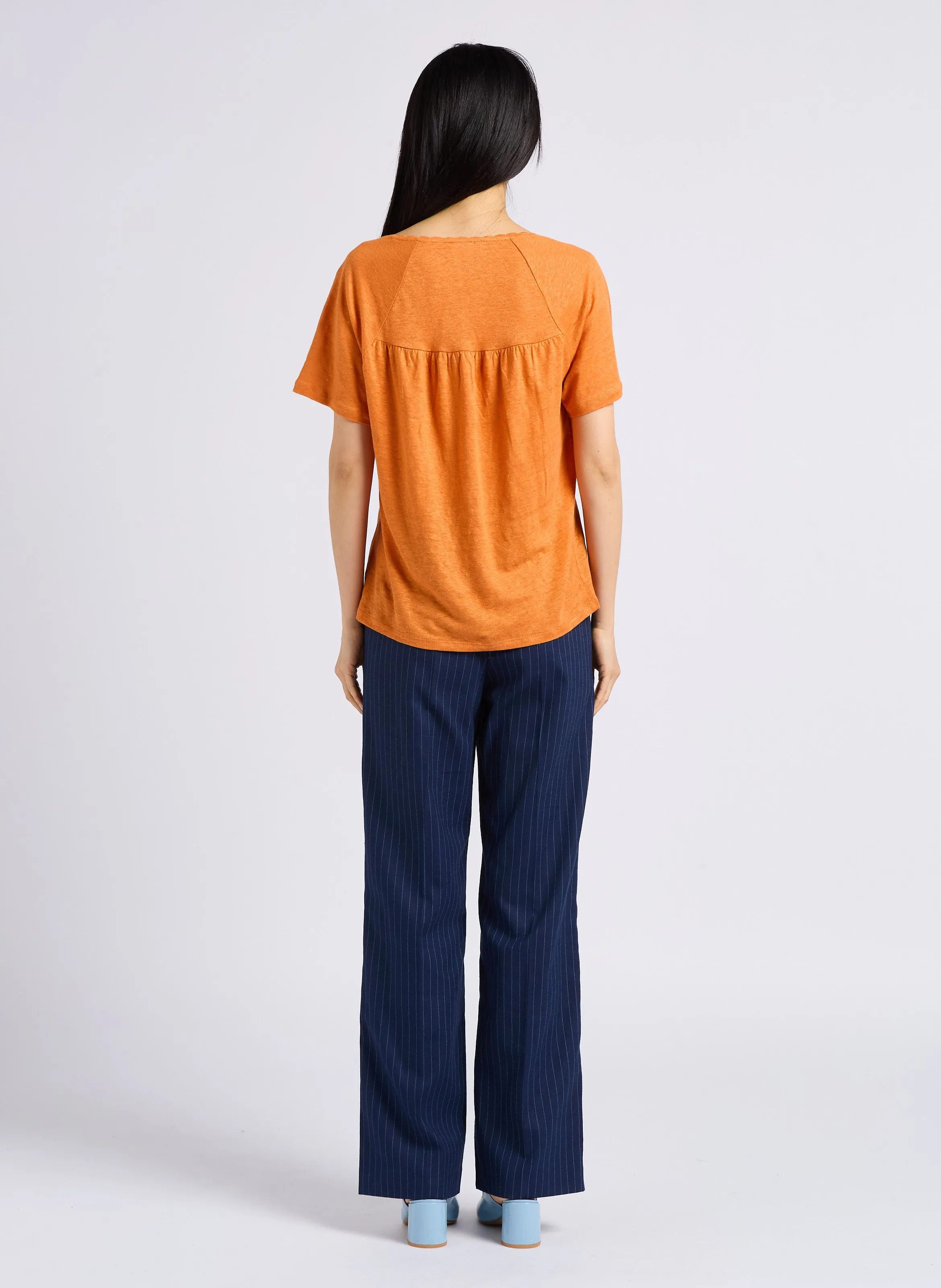 LAYLA  PANTALóN DE TALLE ALTO A RAYAS CON PINZAS. EN AZUL