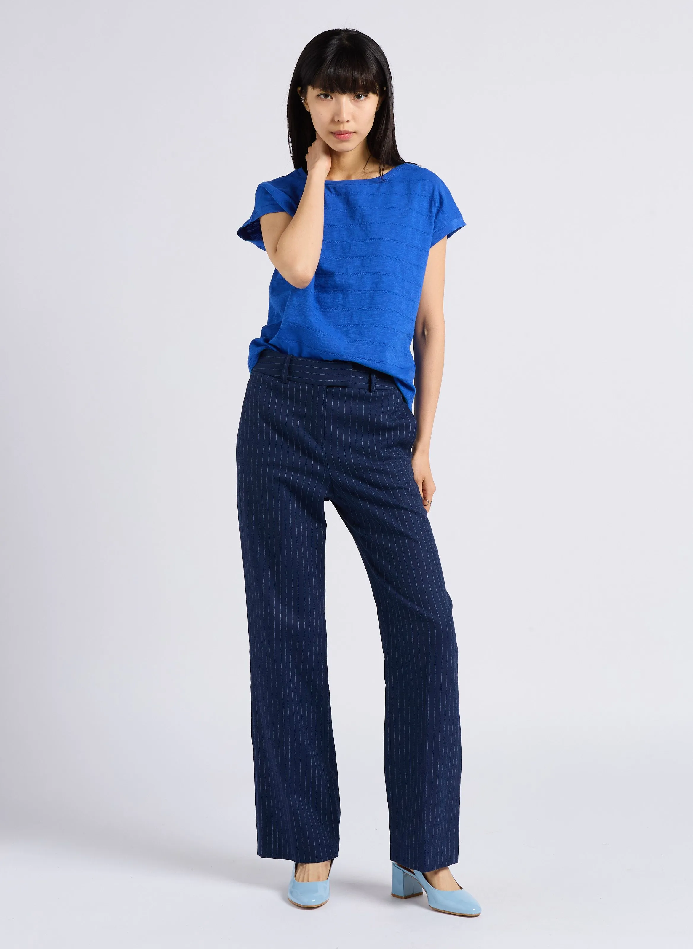 LAYLA  PANTALóN DE TALLE ALTO A RAYAS CON PINZAS. EN AZUL