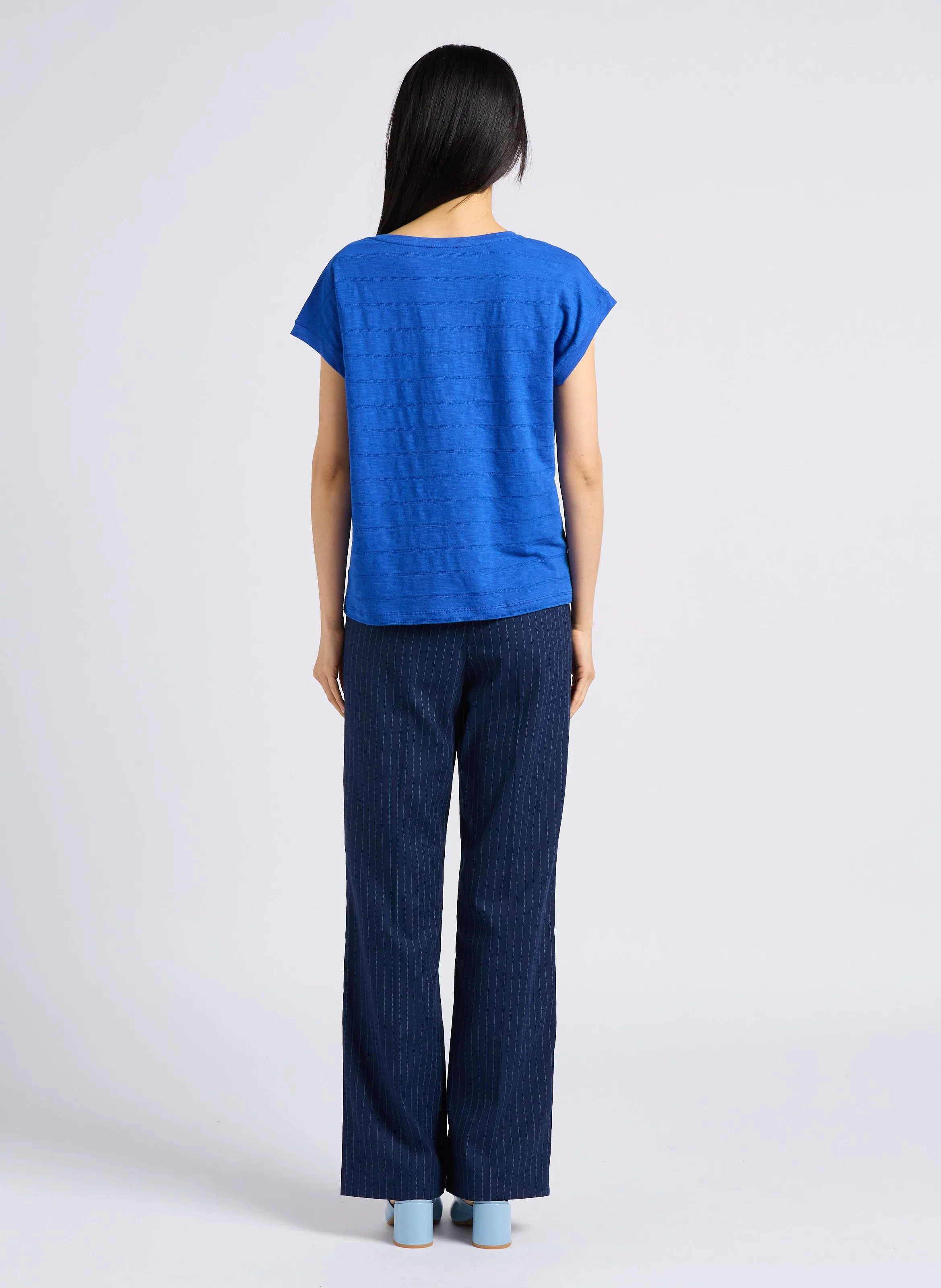 LAYLA  PANTALóN DE TALLE ALTO A RAYAS CON PINZAS. EN AZUL